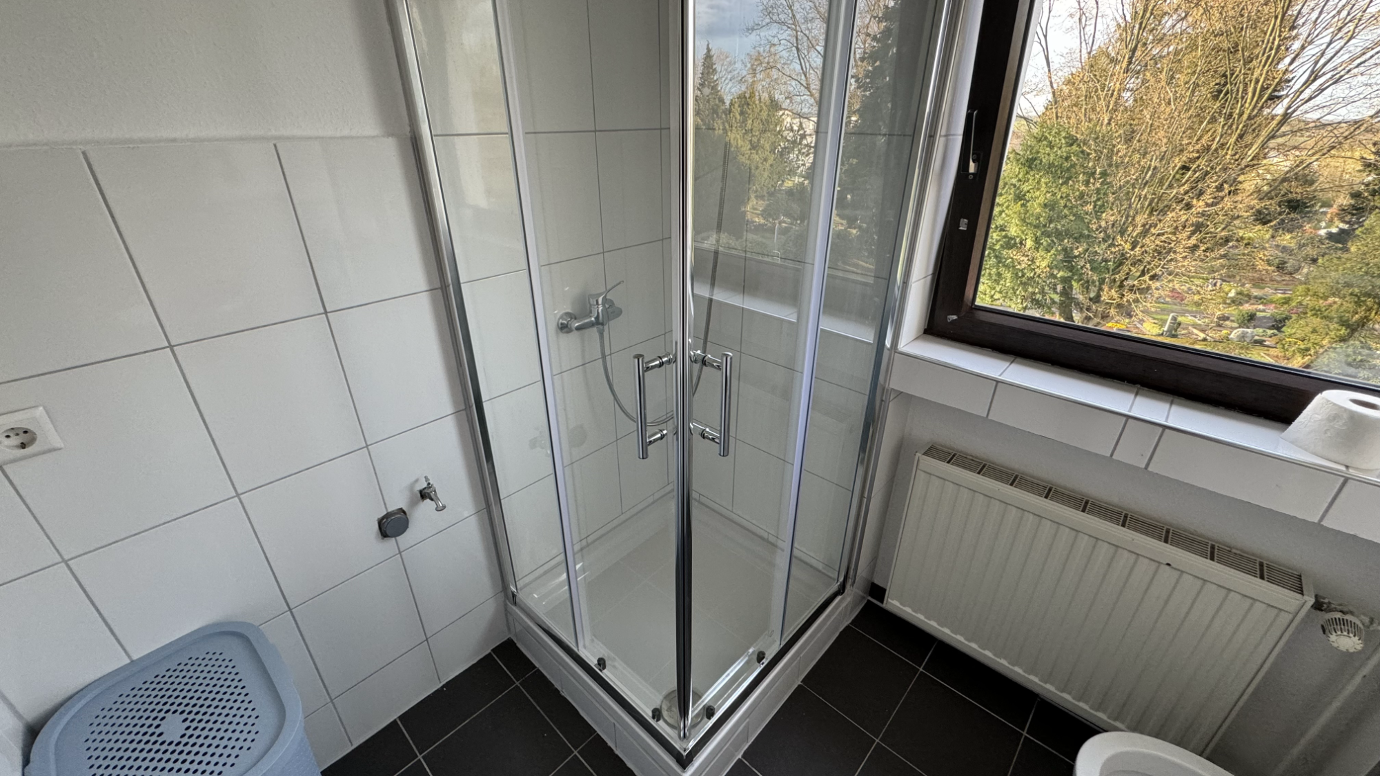 Badezimmer mit moderner Dusche