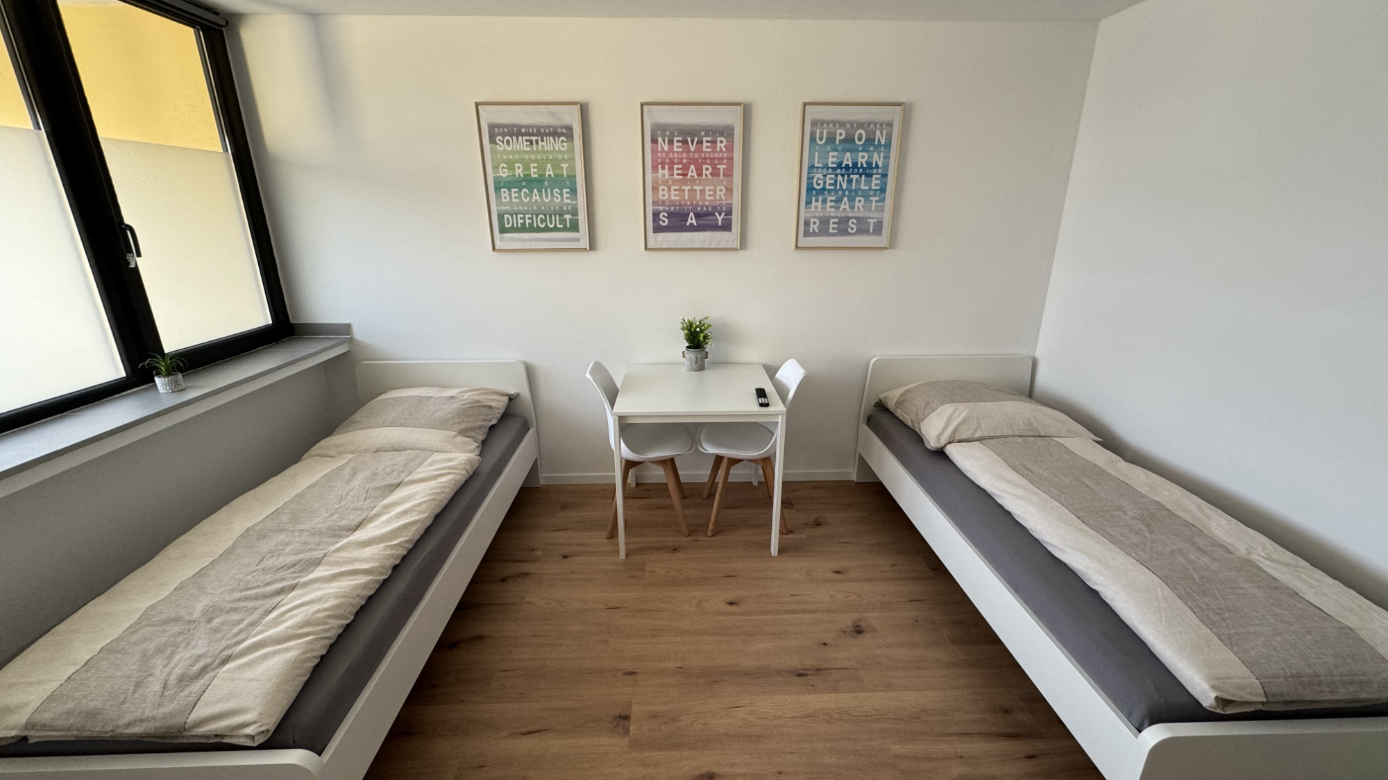 Zimmer Berlin - Frontale Bettenansicht