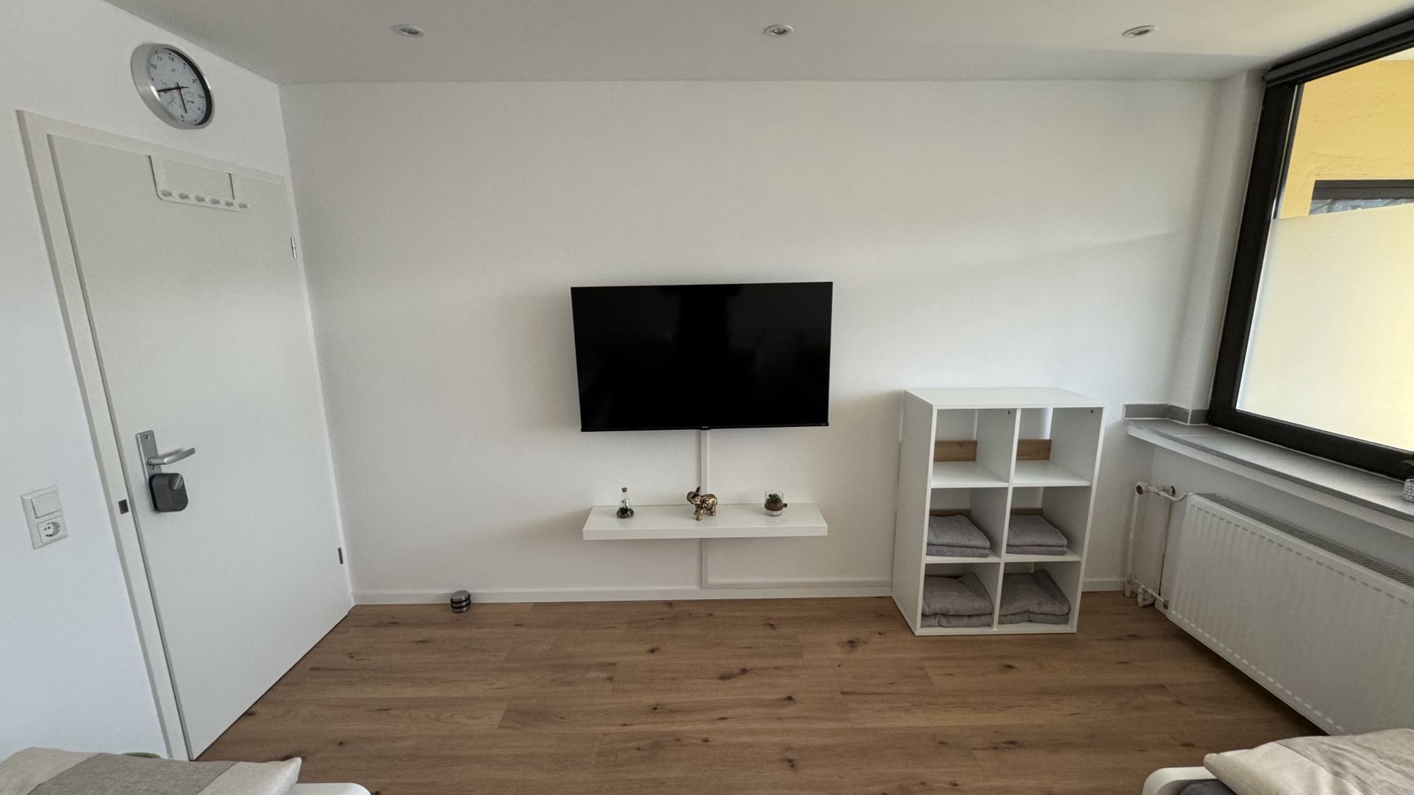Zimmer Berlin - Fernseher & Arbeitsbereich