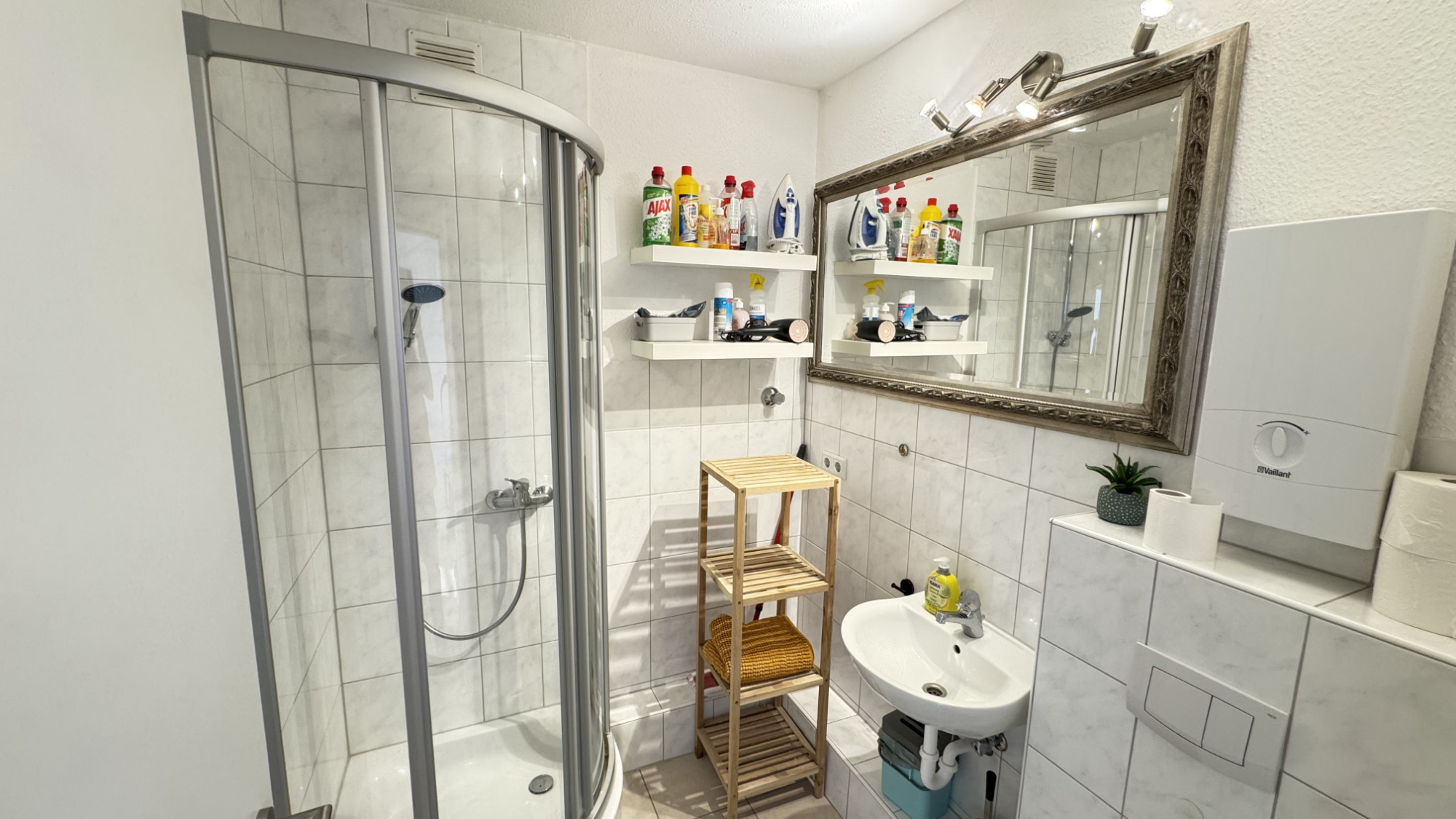 Badezimmer mit Dusche