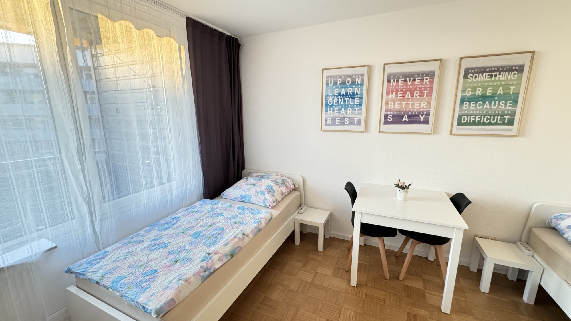 Zimmer London - Betten & Fensterseite