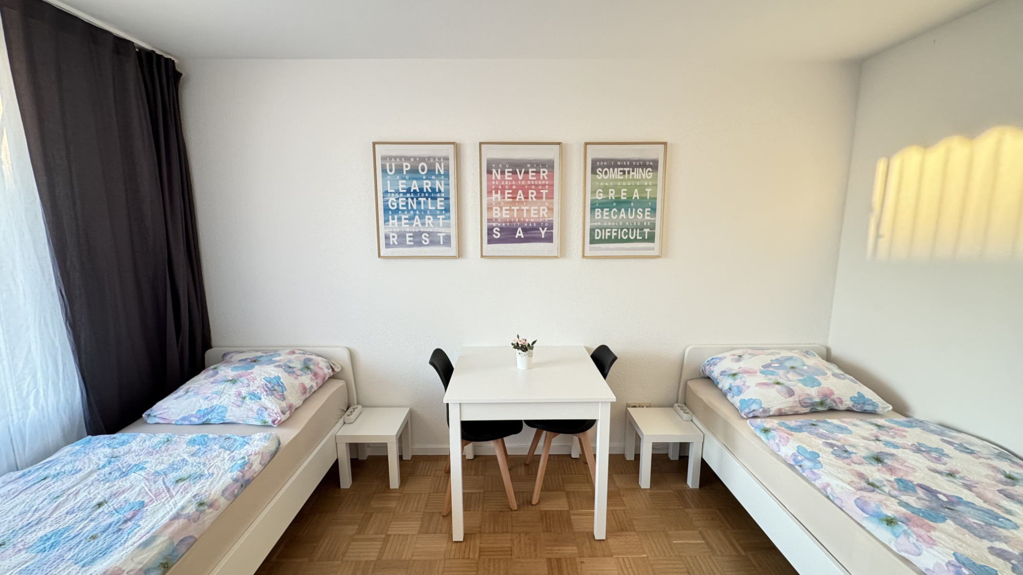 Zimmer London - Gesamte Ansicht mit Betten