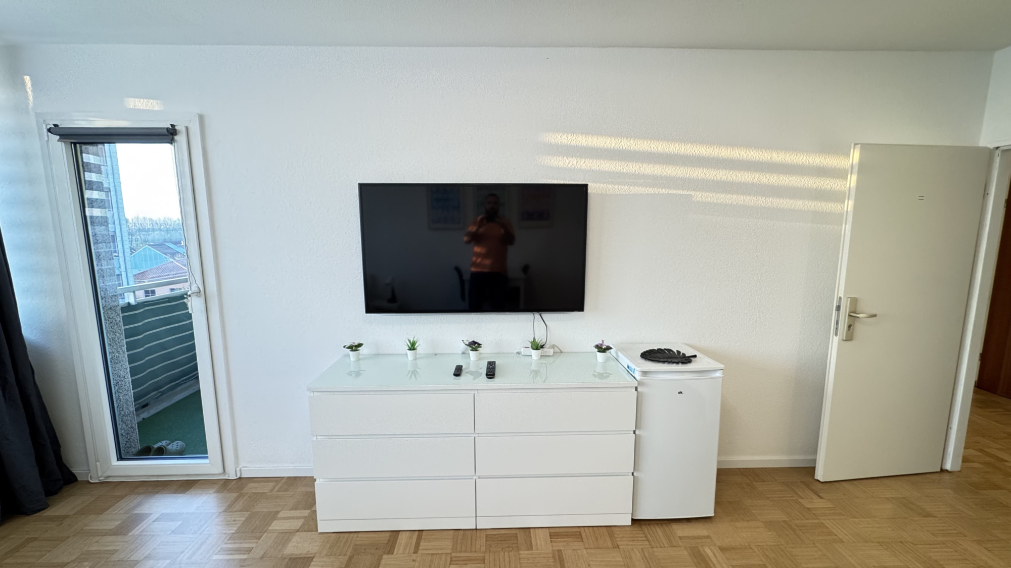Zimmer Paris - Fernseher & Kleiderschrank